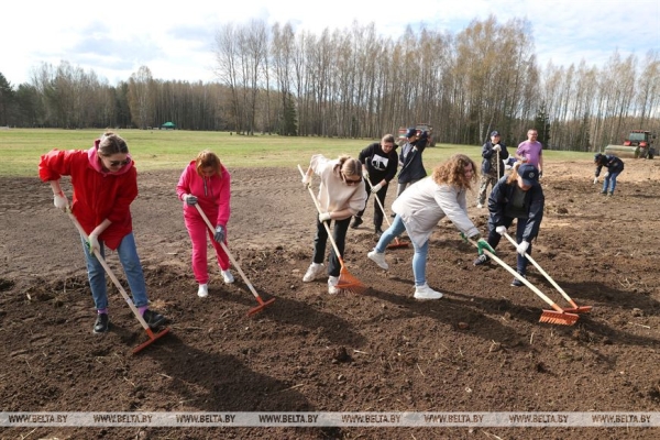 ФОТОРЕПОРТАЖ: Республиканский субботник проходит в Беларуси ФОТОРЕПОРТАЖ: Республиканский субботник проходит в Беларуси