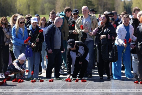 Наследие для будущих поколений. Белорусские артисты высадили в "Хатыни" около тысячи молодых елей