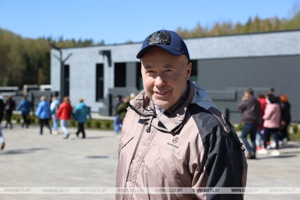 Наследие для будущих поколений. Белорусские артисты высадили в "Хатыни" около тысячи молодых елей