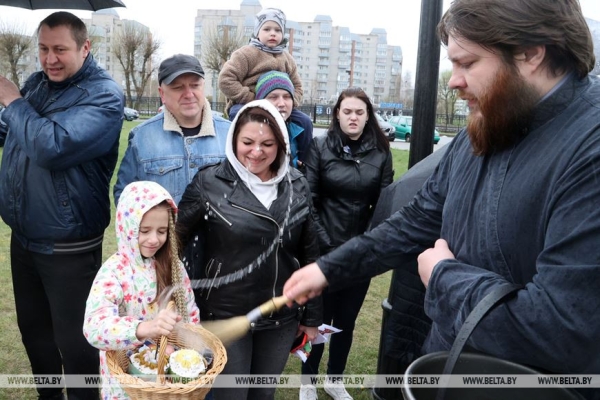 Православные верующие празднуют Пасху Православные верующие празднуют Пасху