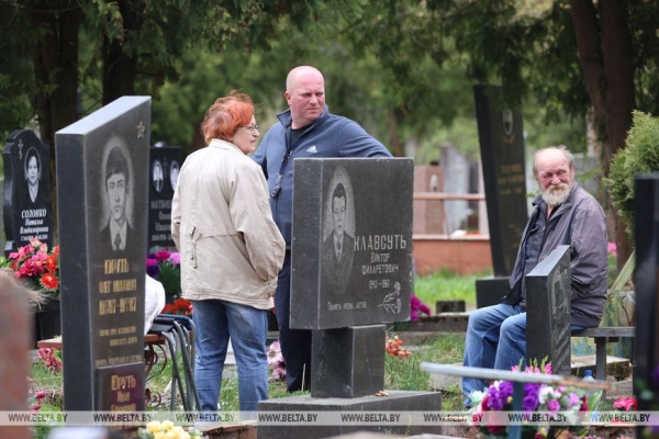 Радуница - радость вечной жизни: минчане поминают умерших близких Радуница - радость вечной жизни: минчане поминают умерших близких