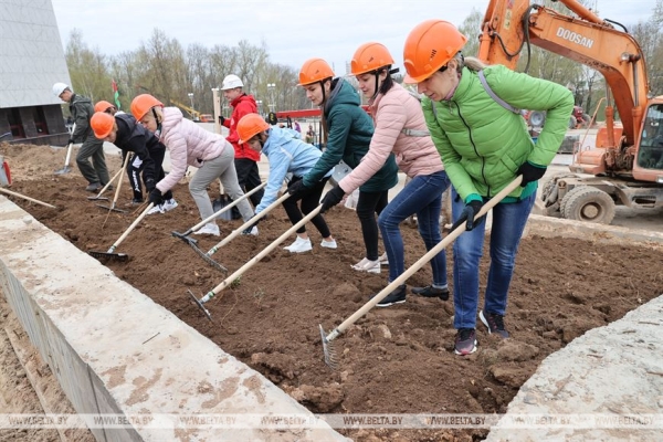 ФОТОРЕПОРТАЖ: Республиканский субботник проходит в Беларуси ФОТОРЕПОРТАЖ: Республиканский субботник проходит в Беларуси