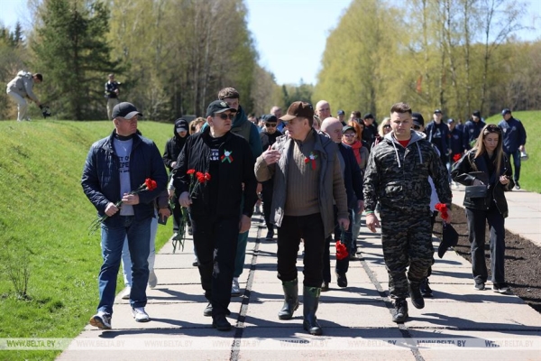 Наследие для будущих поколений. Белорусские артисты высадили в "Хатыни" около тысячи молодых елей