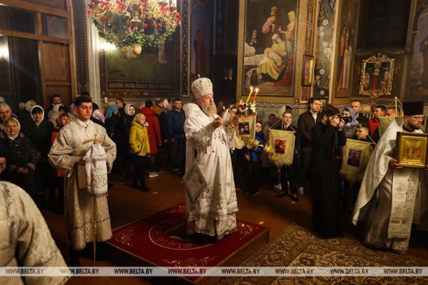 Православные верующие празднуют Пасху Православные верующие празднуют Пасху