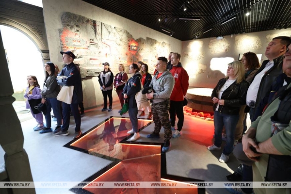 Наследие для будущих поколений. Белорусские артисты высадили в "Хатыни" около тысячи молодых елей