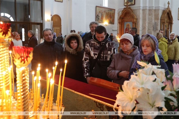 Православные верующие празднуют Пасху Православные верующие празднуют Пасху