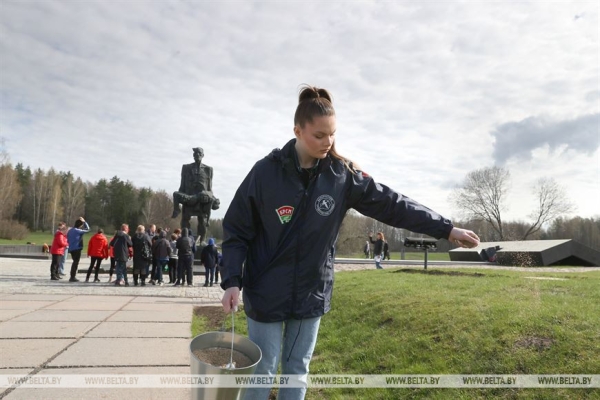 "Каждый год надо привносить изюминку". Лукашенко на субботнике трудится в мемориальном комплексе "Хатынь"