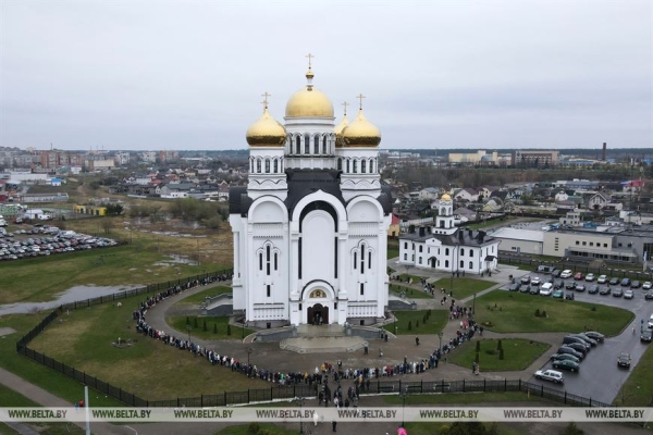 Православные верующие празднуют Пасху Православные верующие празднуют Пасху