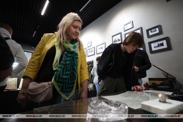 Наследие для будущих поколений. Белорусские артисты высадили в "Хатыни" около тысячи молодых елей