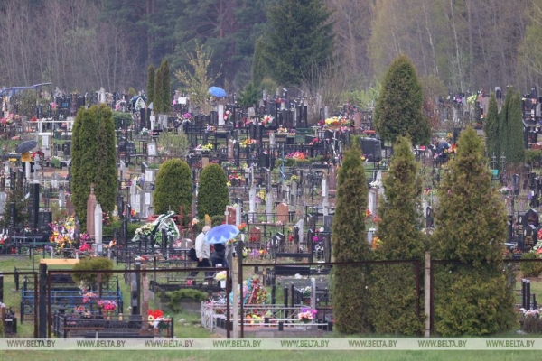 Радуница - радость вечной жизни: минчане поминают умерших близких Радуница - радость вечной жизни: минчане поминают умерших близких