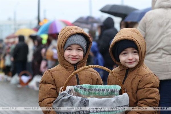Православные верующие празднуют Пасху Православные верующие празднуют Пасху