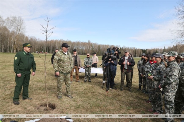 Прибавка к пенсиям, помощь Донбассу, гость из Питера и дубовая роща. Подробности трудовой недели Президента Прибавка к пенсиям, помощь Донбассу, гость из Питера и дубовая роща. Подробности трудовой недели Президента