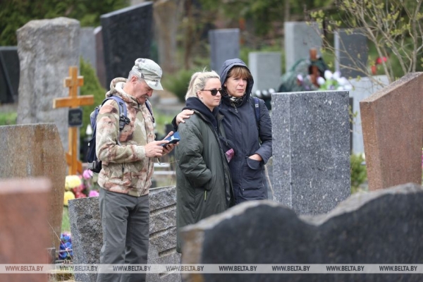 Радуница - радость вечной жизни: минчане поминают умерших близких Радуница - радость вечной жизни: минчане поминают умерших близких