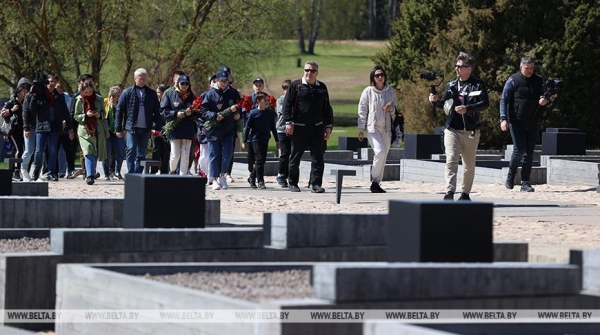 Наследие для будущих поколений. Белорусские артисты высадили в "Хатыни" около тысячи молодых елей