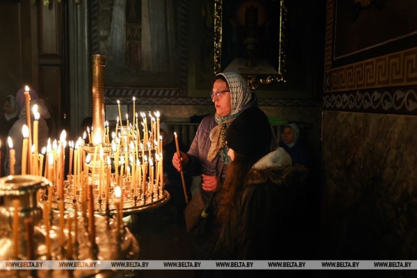 Православные верующие празднуют Пасху Православные верующие празднуют Пасху