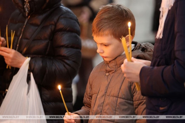 Православные верующие празднуют Пасху Православные верующие празднуют Пасху