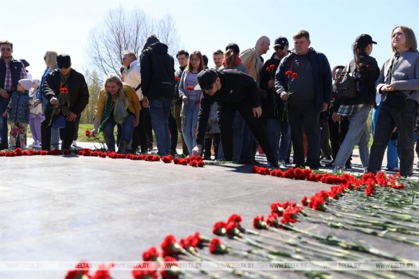 Наследие для будущих поколений. Белорусские артисты высадили в "Хатыни" около тысячи молодых елей
