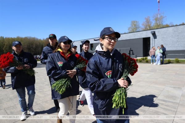 Наследие для будущих поколений. Белорусские артисты высадили в "Хатыни" около тысячи молодых елей