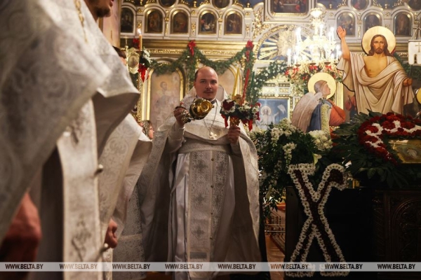 Православные верующие празднуют Пасху Православные верующие празднуют Пасху