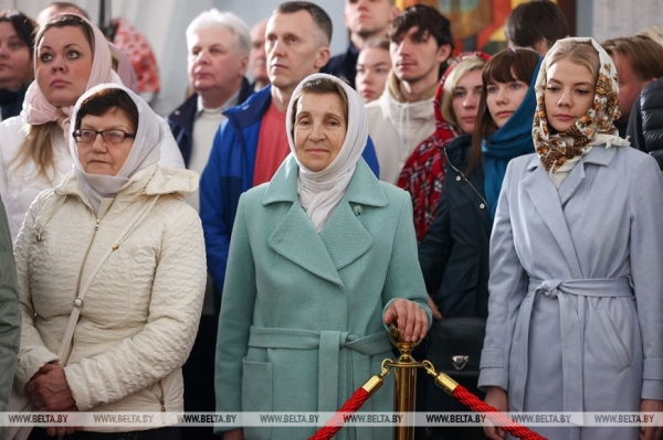 Православные верующие празднуют Пасху Православные верующие празднуют Пасху