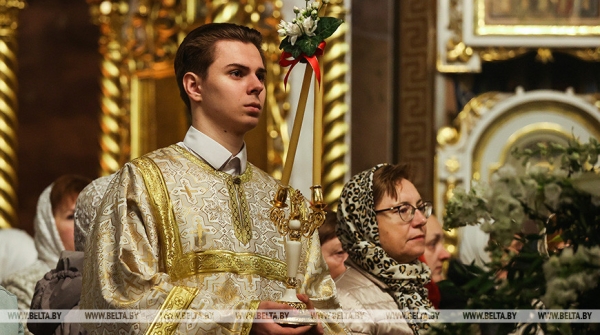 Православные верующие празднуют Пасху Православные верующие празднуют Пасху