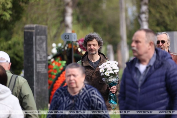 Радуница - радость вечной жизни: минчане поминают умерших близких Радуница - радость вечной жизни: минчане поминают умерших близких