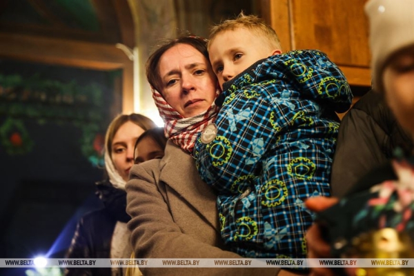 Православные верующие празднуют Пасху Православные верующие празднуют Пасху