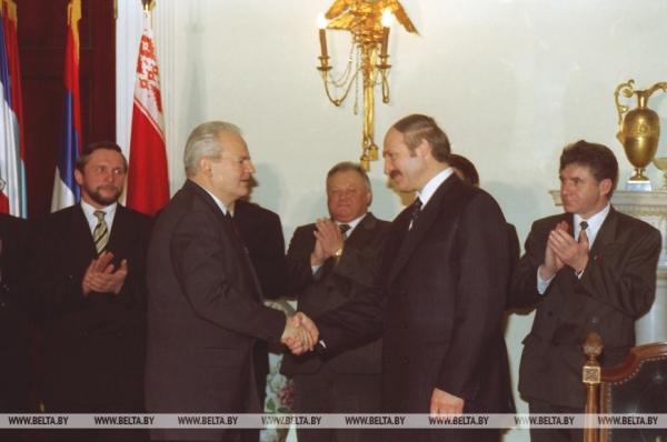 Под бомбами "демократии". Обнародовано уникальное архивное видео об историческом визите Лукашенко в Белград Под бомбами "демократии". Обнародовано уникальное архивное видео об историческом визите Лукашенко в Белград