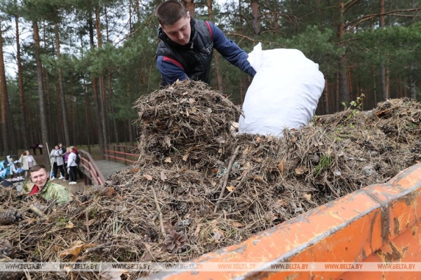 ФОТОРЕПОРТАЖ: Республиканский субботник проходит в Беларуси ФОТОРЕПОРТАЖ: Республиканский субботник проходит в Беларуси
