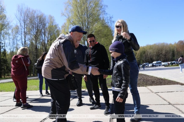 Наследие для будущих поколений. Белорусские артисты высадили в "Хатыни" около тысячи молодых елей