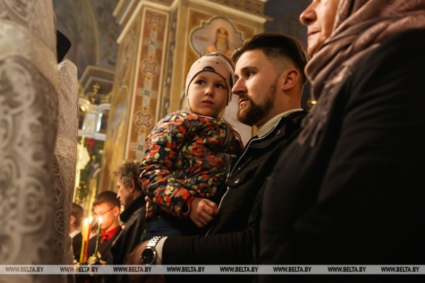 Православные верующие празднуют Пасху Православные верующие празднуют Пасху