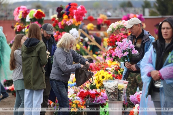 Радуница - радость вечной жизни: минчане поминают умерших близких Радуница - радость вечной жизни: минчане поминают умерших близких