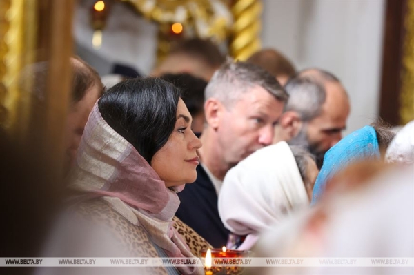 Православные верующие празднуют Пасху Православные верующие празднуют Пасху