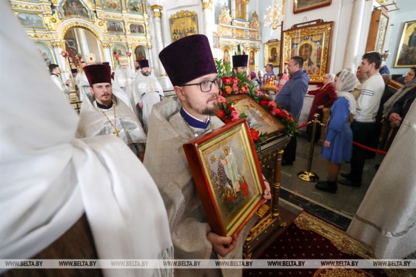 Православные верующие празднуют Пасху Православные верующие празднуют Пасху