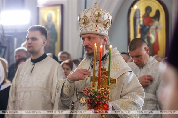 Православные верующие празднуют Пасху Православные верующие празднуют Пасху