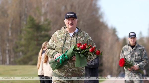 "Каждый год надо привносить изюминку". Лукашенко на субботнике трудится в мемориальном комплексе "Хатынь"