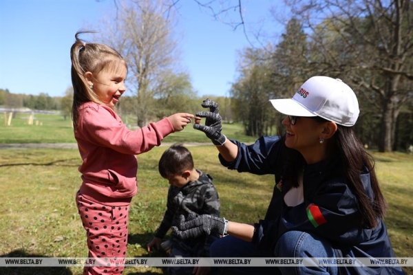 Наследие для будущих поколений. Белорусские артисты высадили в "Хатыни" около тысячи молодых елей