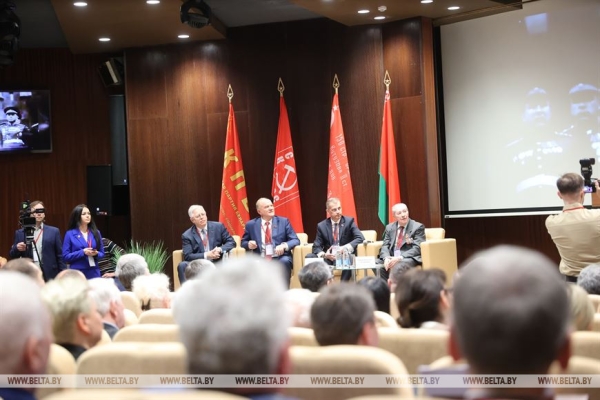 Луцкий на антифашистском форуме: посягнувших на нашу независимость будет ожидать возмездие Луцкий на антифашистском форуме: посягнувших на нашу независимость будет ожидать возмездие