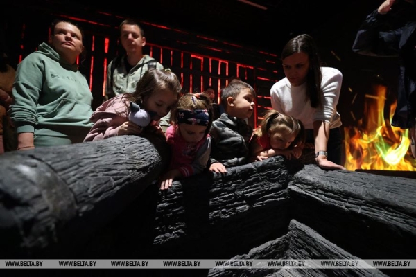 Наследие для будущих поколений. Белорусские артисты высадили в "Хатыни" около тысячи молодых елей