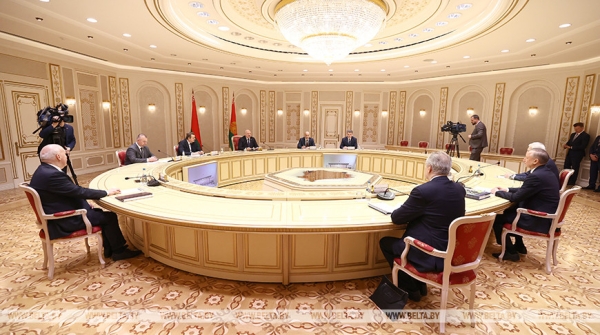 Прибавка к пенсиям, помощь Донбассу, гость из Питера и дубовая роща. Подробности трудовой недели Президента Прибавка к пенсиям, помощь Донбассу, гость из Питера и дубовая роща. Подробности трудовой недели Президента