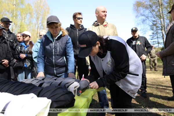 Наследие для будущих поколений. Белорусские артисты высадили в "Хатыни" около тысячи молодых елей