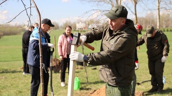 ФОТОРЕПОРТАЖ: Республиканский субботник проходит в Беларуси ФОТОРЕПОРТАЖ: Республиканский субботник проходит в Беларуси
