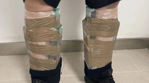 Контрабандист прилепил к себе 12 килограммов iPhone Контрабандист прилепил к себе 12 килограммов iPhone