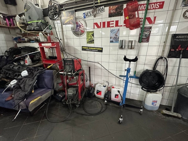 Белорусы арендовали под Варшавой бывшую автомойку и открыли СТО. Выгодно?