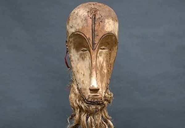 Семья продала старую маску за €150, а покупатель вскоре ее перепродал за €4,2 миллиона