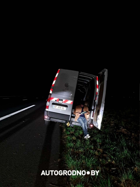 В семейный экипаж белорусских дальнобойщиков жестко врезался француз под Парижем В семейный экипаж белорусских дальнобойщиков жестко врезался француз под Парижем