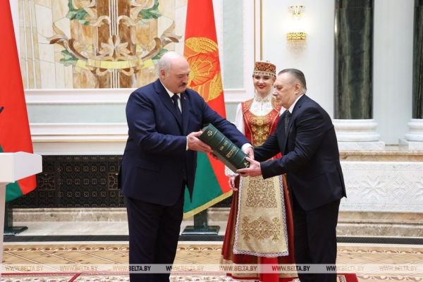 Российский "зонтик", новая страница в IT, первая леди и свечка с земляками. Итоги предпасхальной недели Президента