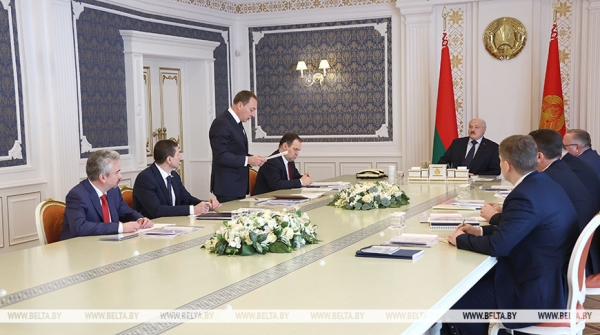 Российский "зонтик", новая страница в IT, первая леди и свечка с земляками. Итоги предпасхальной недели Президента