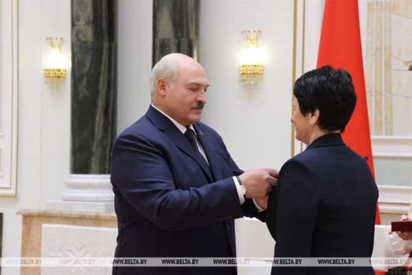 Российский "зонтик", новая страница в IT, первая леди и свечка с земляками. Итоги предпасхальной недели Президента