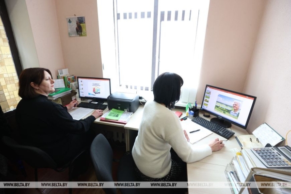 "Саш, покажи Шварценеггера!" Библиотекари из Петрикова стали звездами соцсетей "Саш, покажи Шварценеггера!" Библиотекари из Петрикова стали звездами соцсетей